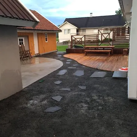 Koselig Gammelt Gårdstun Leilighet